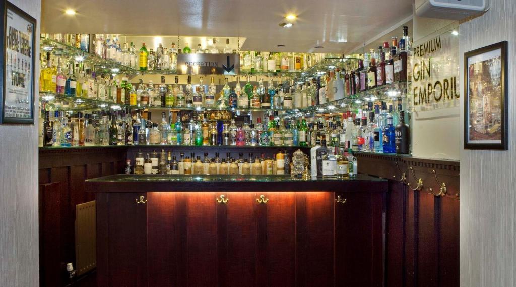 The Old Bell Inn Олдъм Екстериор снимка